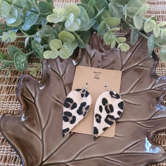 Jewelry - Animal print earrings wire